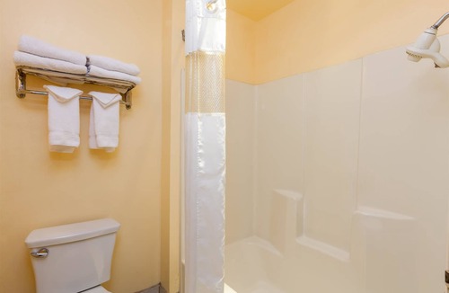 Bakersfield Hotel | Americas Best Value Inn & Suites Bakersfield Central