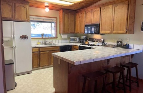 Arnold House | An Acre of Nature ~ Central A/C, Close to Lakes & Beautiful Deck!