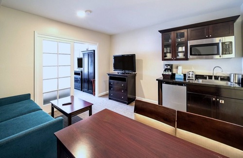 Anaheim Resort Resort | Anaheim | Couples Magic Getaway | Pool + Hot Tub