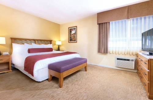Anaheim Resort Resort | Anaheim | Family Disney Retreat | Pool + Parks | 3BR Sleeps 8