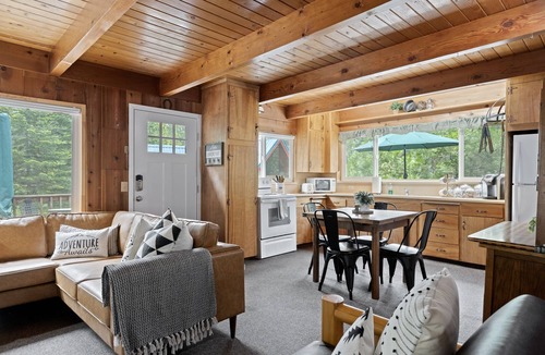West Village Cabin | Anderson Lake House in the Heart of Shaver!