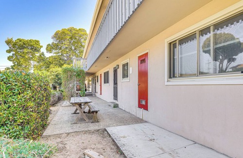 North Fremont Street Apartment | Apt 1 Mi to Monterey State Beach! Bring Your Pets