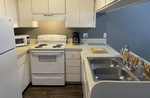 Historic Tennis Club Apartment | Apt B - 1bed/1bath furnished, private fenced patio in downtown Palm Springs!