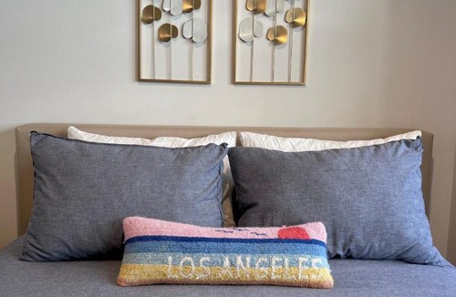 Downtown Apartment | Arion- Cozy Santa Monica getaway steps to the beach Free Parking