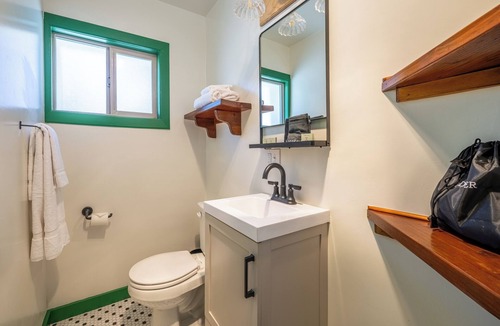 Big Bear Lake Hotel | Arkouda Cabins: Anna's Hummingbird Retreat