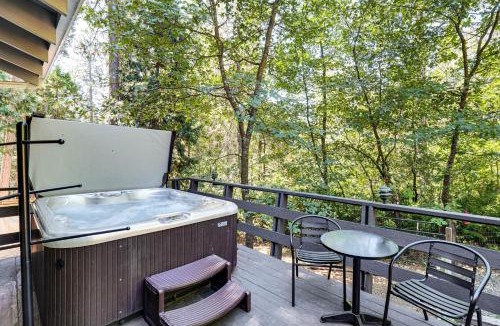 Glencoe House | Arnold Family Cabin w/Hot Tub, Arcade & Deck