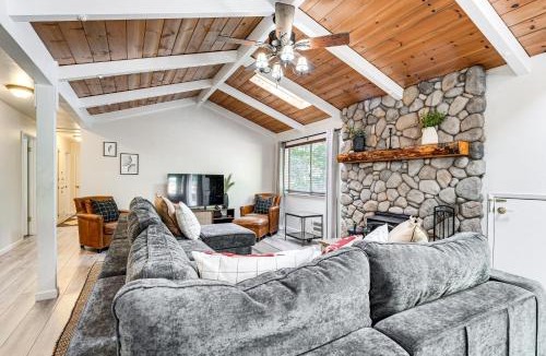 Glencoe House | Arnold Family Cabin w/Hot Tub, Arcade & Deck