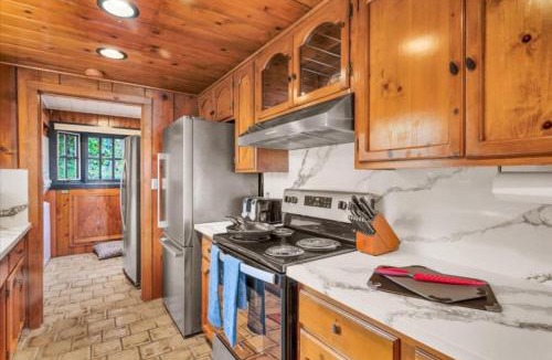Bass Lake House | Arrow Cabin-Boat Slip-Sauna-Sleeps 10