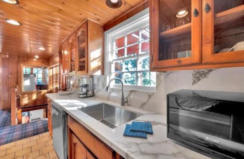 Bass Lake House | Arrow Cabin-Boat Slip-Sauna-Sleeps 10