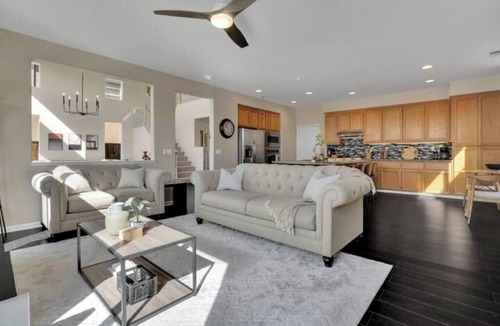 San Leandro House | Artful Living: A Contemporary Haven