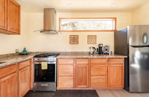 Topanga Cottage | Artistic Dragonfly House with deck + private creek and trails to explore!