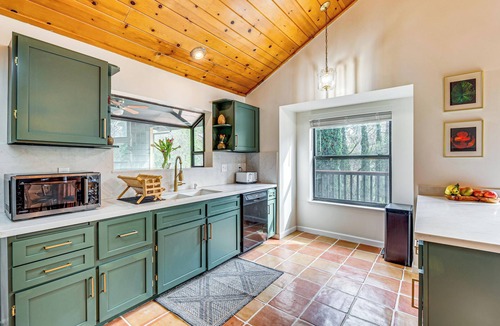 Cedar Ridge Cabin | Arts, History & Adventure! Gold Country Getaway
