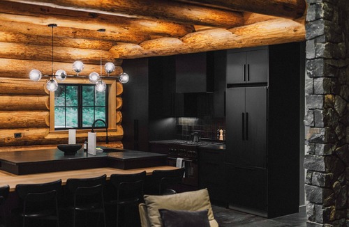 Deming House | Avlägsen Chalet: Modern Scandinavian Retreat w/Hot Tub near Mt. Baker Ski Area