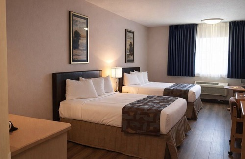 Elko Hotel | AWE-INSPIRING HOLIDAY SPOT! TWO COZY AND CLEAN UNITS, PARKING, POOL