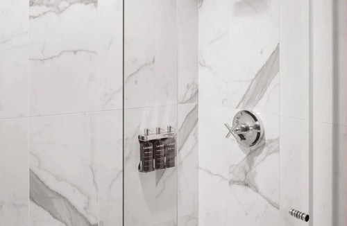 Union Square Hotel | Axiom Hotel, Mono Queen, High-Tech Suite, Fiber Optic WiFi, Smart TV