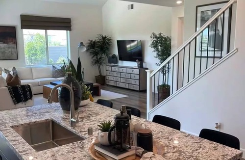 Roseville House | B555- Stylish and Spacious house in Roseville