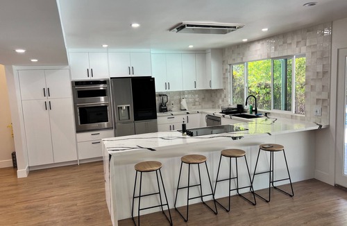 Bakersfield House | Bakersfield Luxe Stay Stylish & Serene