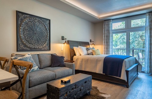 Paso Robles House | Balcony Over the Town Square | Downtown Paso | Paso Park Suites