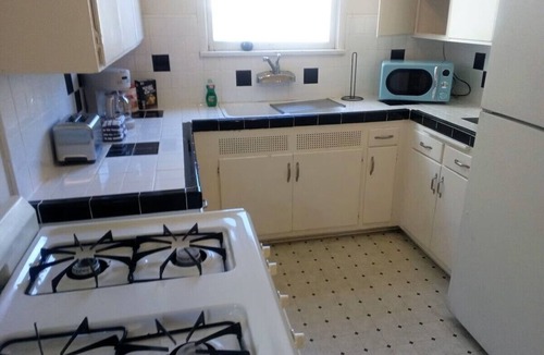 Beverly Hills Bed & Breakfast | Bargain Beverly Hills 2 bedroom ground floor apartment near la Cienega park