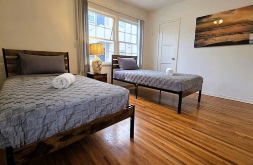 Beverly Hills Bed & Breakfast | Bargain Beverly Hills 2 bedroom ground floor apartment near la Cienega park