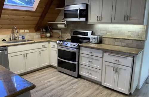 Wishon Cabin | Bass Lake cabin with Lake Views & private boat dock & slip
