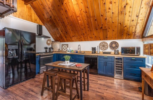 Oakhurst House | Bass Lake Chalet- A frame with hot tub/firepit