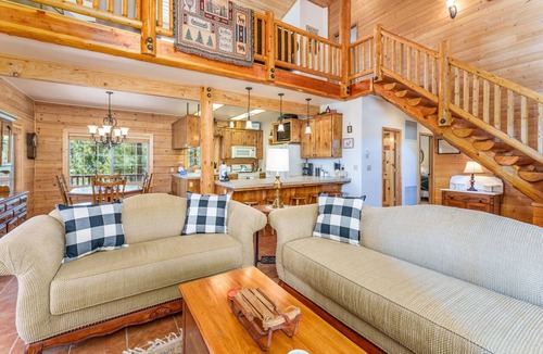 Oakhurst House | Bass Lake Log Home - Dog Friendly!