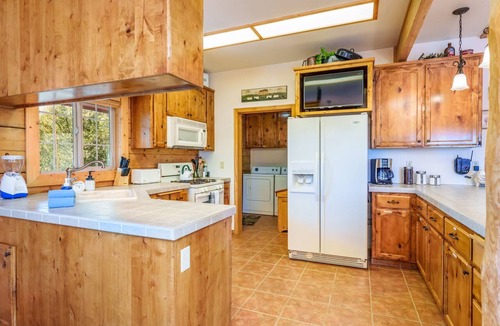 Oakhurst House | Bass Lake Log Home - Dog Friendly!