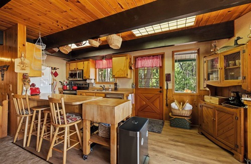 Twain Harte Cabin | Batteate Cabin with Hot Tub, Barrel Sauna, and Game Room
