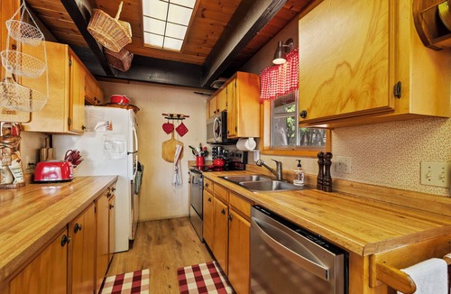 Twain Harte Cabin | Batteate Cabin with Hot Tub, Barrel Sauna, and Game Room
