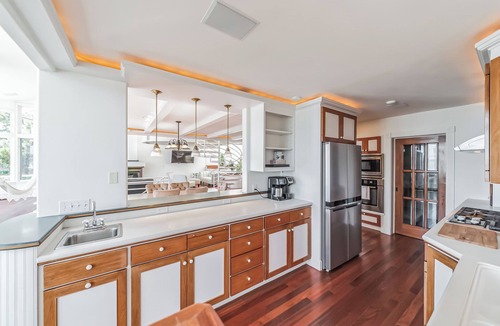 San Rafael House | Bayfront Retro Retreat - Amazing SF Getaway