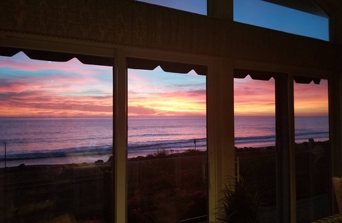 San Clemente House | Beachfront Luxury Single-Story Home! Spa, Deck, Walk to Pier - 1 min from beach