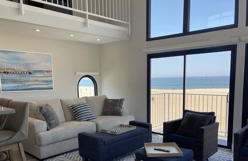 The Jungle Condo | Beachfront Oasis! On the beach just minutes from LAX