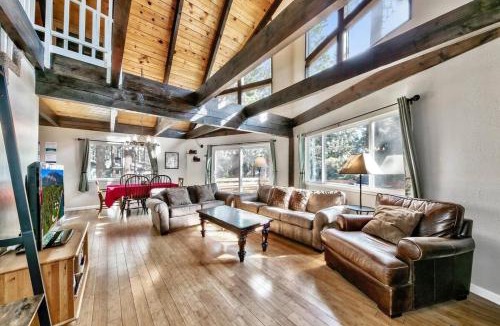 Pioneer Trail House | Bear Chalet - Snow Play - 4 Bedrooms - Foosball