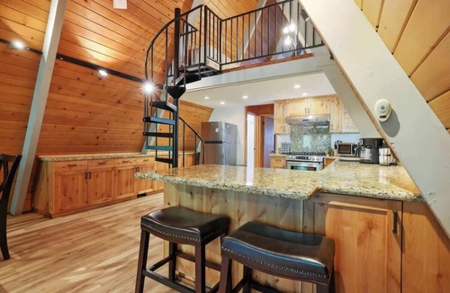 Sierra Cedars House | Bear Hugs A-Frame Cabin with Games, AC & BBQ Grill