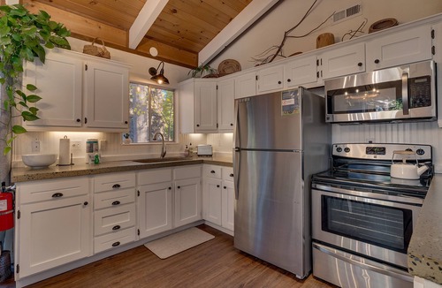Tahoma Cabin | Bear's Den: 2 BR, 1 BA Cabin/Bungalow in Tahoma, Sleeps 4