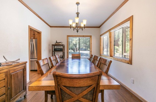 Truckee House | Bearfoot Lodge- Spacious 5 BR in Tahoe Donner- Pet Friendly- Gym and Pool Access