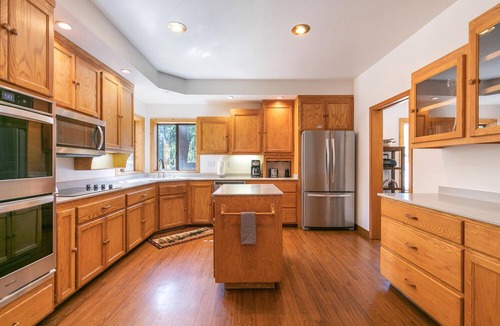 Truckee House | Bearfoot Lodge- Spacious 5 BR in Tahoe Donner- Pet Friendly- Gym and Pool Access