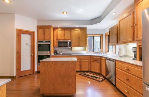 Truckee House | Bearfoot Lodge- Spacious 5 BR in Tahoe Donner- Pet Friendly- Gym and Pool Access