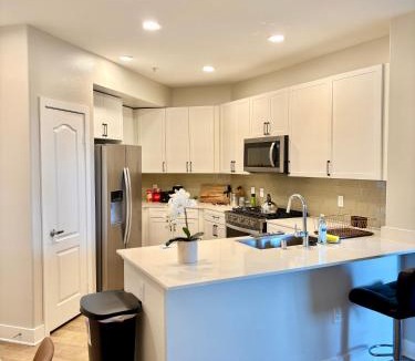 Greater Wilshire - Hancock Park Apartment | Beautiful 2BR 2BA on Wilshire Blvd - 10 min to Beverly Hills - Walking distance to Cafes and Restaurants