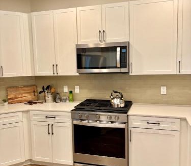 Greater Wilshire - Hancock Park Apartment | Beautiful 2BR 2BA on Wilshire Blvd - 10 min to Beverly Hills - Walking distance to Cafes and Restaurants