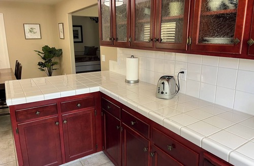 Raisin House | Beautiful 3-bedroom house with WiFi and AC in peaceful neighborhood
