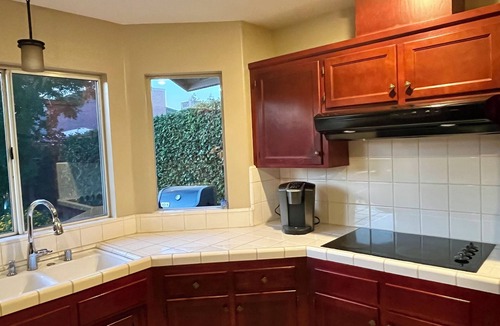 Raisin House | Beautiful 3-bedroom house with WiFi and AC in peaceful neighborhood