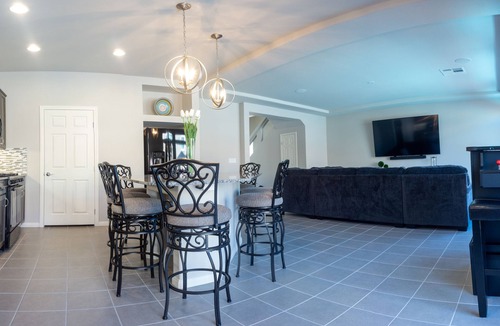 Enterprise House | Beautiful 4 bd/2.5 bath home. 5 min from the Strip, Allegiant Stadium & Airport.