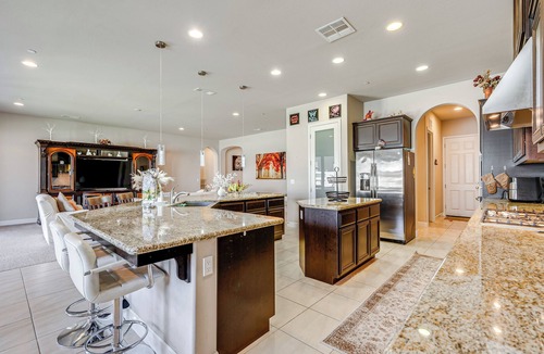 Greenacres House | Beautiful Bakersfield Home ~ 8 Mi to Downtown!