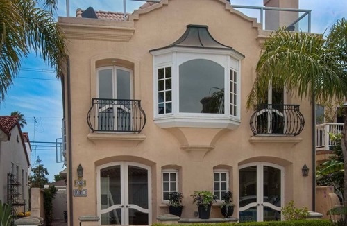Balboa Peninsula Condo | Beautiful, bright and charming 3-story townhouse on an amazing street in Newport!