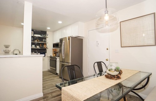 Belmont Heights Condo | Beautiful condo located less than one mile to beach and trendy Belmont Shore.