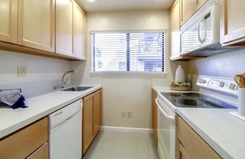 Pleasant Hill Condo | Beautiful condo w/fireplace in the heart of downtown Pleasant Hill