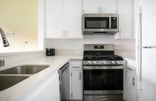 Tarzana Apartment | Beautiful Encino 1BR nr Ventura Blvd Shops & Restaurants, by Blueground