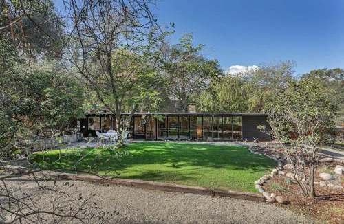 Three Rivers House | Beautiful Fully Renovated Mid-Centruy Modern Home